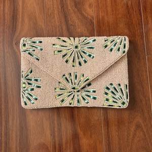 Bolso de mano clásico hecho a mano con cuentas y bordado artístico, bolso de noche moderno con detalles elegantes de cuentas. - Product Image 6