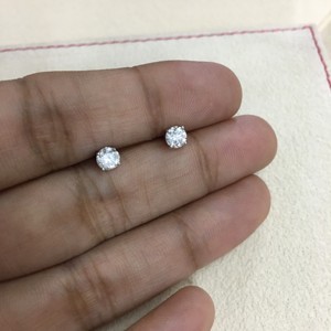 Pendientes de plata de ley 925 con diamantes naturales de corte redondo chapados en rodio para mujer, joyería de boda moderna de 0,66 quilates, 4,5 mm - Product Image 3