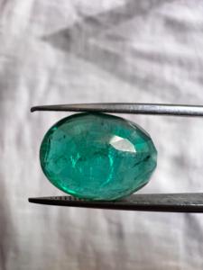 Émeraude naturelle zambienne de qualité AAA, 8,32 carats, taille ovale – Pierre précieuse de luxe vert forêt profond pour bijoux haut de gamme et vente en gros - Product Image 2