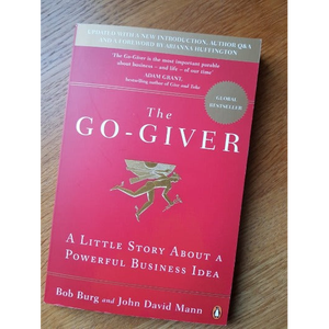 The Go-Giver de los autores Bob Burg y John David Mann, impresión de libros de tapa blanda personalizados - Product Image 1
