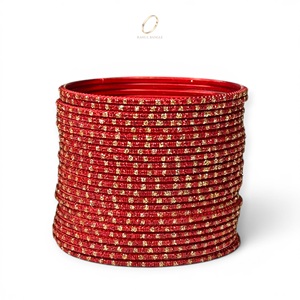 Pulsera de Acero Inoxidable para Mujer, Antideslustre, en Rojo Intenso con Superficie Texturizada y Cristales Chapados en Oro, Precio al por Mayor - Product Image 4