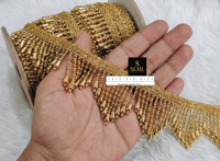 Dentelle tressée Zig-Zag Premium Or avec pompons de perles vibrantes et franges de perles géantes pour la confection de Lehngas et de robes de luxe