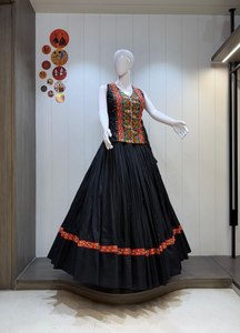 Lehenga Choli Romano Tradicional de Alta Calidad con Diseño de Encaje Gota Patti, Traje de Boda Indio para Eventos Culturales de Navratri - Product Image 3