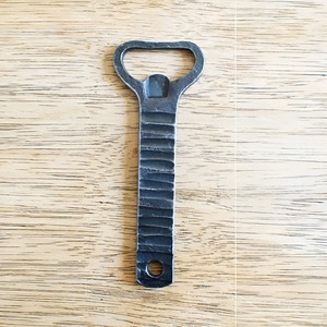 Ouvre-bouteille en fonte personnalisé avec logo, outil de cuisine et accessoires de bar pour l'ouverture de bouteilles de champagne et de bière, vente en gros - Product Image 2