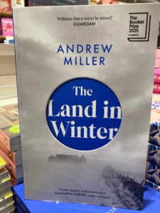 The Land in Winter Peperback de Andrew Miller, livre classique, saga familiale et histoire de la vie à la campagne - Product Image 2
