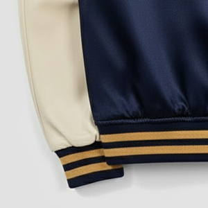 Veste universitaire en satin bleu marine pour homme avec manches crème et finitions dorées, style preppy, coupe classique, pour l'automne - Product Image 4