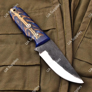 Cuchillo de camping hecho a mano con hoja forjada de acero de Damasco 1095 de aspecto antiguo, afilado como una navaja, de punta fija y mango hermoso con diseño de piña de pino. - Product Image 2