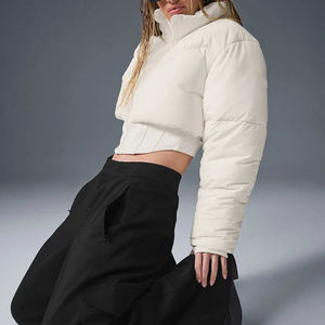 Veste matelassée courte brodée pour femmes, veste pour temps froid avec personnalisation complète en tendance - Product Image 1