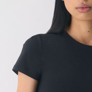 T-shirt basique pour femme en coton premium respirant, idéal pour le quotidien, prix fabricant, design uni avec logo. - Product Image 3