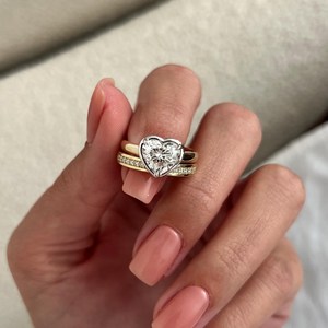 Ensemble de bagues de fiançailles et de mariage en diamant de laboratoire en forme de cœur de 2 carats, sertissage unique à griffes en cathédrale de 3 mm, ajustement parfait, certifié IGI - Product Image 2