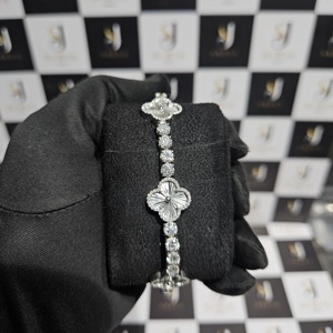 สร้อยข้อมือเทนนิสโมอิสซาไนต์ชุบทองคำสีกุหลาบ SARVA JEWELS เงินแท้ 925 รูปทรงดอกโคลเวอร์เจียระไนแบบบริลเลียนท์ หรูหราสำหรับผู้หญิงในงานแต่งงาน - Product Image 1