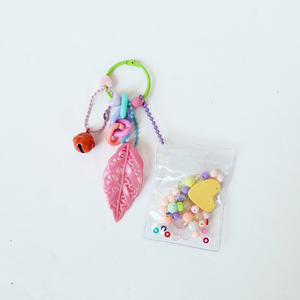 Correa de Teléfono Y2K Hecha a Mano con Colgante de Hoja, Campana, Cadena Acrílica, Llavero para Smartphone, Kit de Cuentas DIY, Set de Regalo Rosa y Verde - Product Image 1