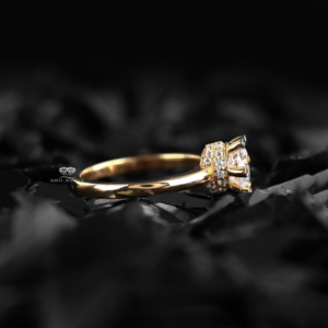 แหวนหมั้นเพชรทรงมงกุฎแบบเพาะเลี้ยงในห้องปฏิบัติการ ทอง 14K ประดับด้วยวงแหวนรอบแบบซ่อน สำหรับเจ้าสาว งานแต่งงาน ผู้ผลิตและจำหน่ายเครื่องประดับตามสั่ง - Product Image 4