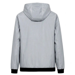 เสื้อแจ็คเก็ตมีฮู้ดสีเทาสำหรับผู้ชาย แนวสปอร์ต ลำลอง แขนยาว กันลม มีเชือกผูกและกระเป๋าซิป - Product Image 2