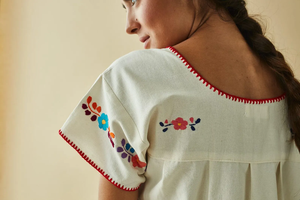 Vestido midi de algodón blanco bordado a mano estilo mexicano para mujer, elegante, con cuello cuadrado y mangas cortas, informal. - Product Image 4