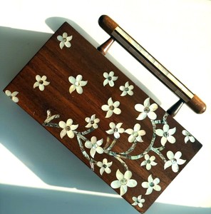 Pochette de soirée en bois incrustée de MOP arabe avec poignée en perles pour mariage, tenue de fête, sac à main chic et élégant, accessoire de mode haut de gamme - Product Image 3