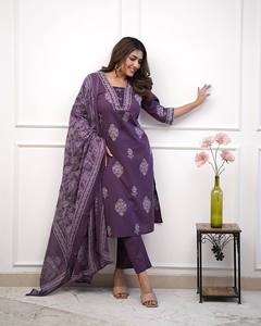 Ensemble Kurta Palazzo en mousseline imprimé floral violet avec dupatta, col en V, manches 3/4, coupe ample, tenue ethnique - Product Image 3