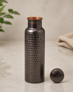 Bouteille d'eau en cuivre martelé de qualité supérieure, fabriquée à partir de cuivre pur de haute qualité avec une finition antique élégante et texturée. - Product Image 4