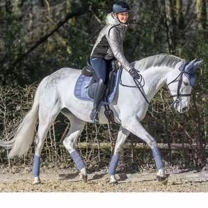 Tapis de Selle d'Équitation en Cuir de Haute Qualité, Matelassé Carré, Respirant et Doux, Personnalisable, pour Dressage, Tissu Rafraîchissant et Tendance - Product Image 2