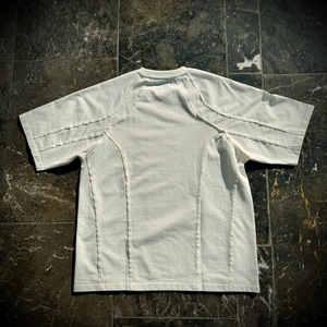 เสื้อยืดคอกลมทรงหลวม รุ่นขายดี ตกแต่งด้วยลายกราฟิกตัวอักษรโลหะ ตะเข็บดิบ ผ้าคอตตอนหนานุ่ม แขนเสื้อแบบแร็กแลน - Product Image 2