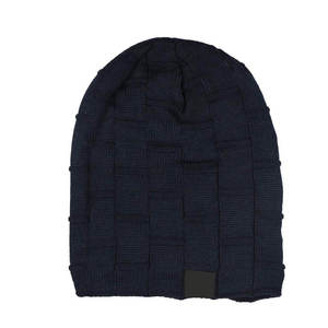 Bonnet unisexe en acrylique à prix de gros, motif écossais rouge et noir, tricoté, style décontracté avec revers et patch logo en cuir - Product Image 4