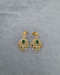 Boucles d'oreilles élégantes en forme de goutte d'eau, serties de diamants américains, plaquées or, pour femmes, pour réceptions, fêtes, vente en gros. - Product Image 3