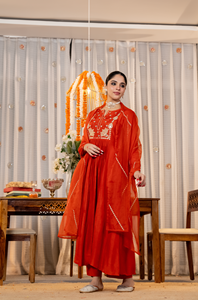 Traje Tradicional Hindú-Pakistaní para Mujer, Salwar Kameez de Seda Chanderi con Bordado, Corte Holgado y Largo hasta el Suelo, Ideal para Bodas - Product Image 1