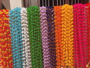 Guirlandes artisanales indiennes de pompons artificiels et de marigolds avec Gota Chakra et clochettes pour la décoration festive de la maison - Product Image 1