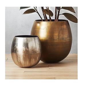 Maceta de metal pulido con efecto espejo dorado utilizada en decoración del hogar, hoteles y restaurantes. - Product Image 5