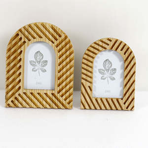 Cadre photo en bois personnalisable, écologique et fait main pour le nudisme familial, avec moulures pour le salon - Product Image 2