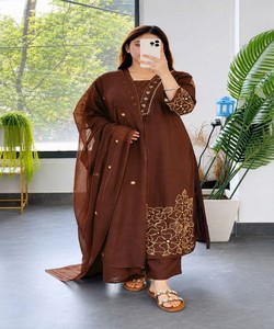 Ensemble Kurta Traditionnel pour Femmes en Coton Marron avec Broderie, Coupe Ample, Longueur au Sol, Vêtements Ethniques Inde Pakistan 86559 JJ-1032 - Product Image 2