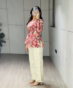 ชุดเสื้อปาลาซโซผ้าฝ้ายแคมบริคพิมพ์ลายตกแต่งฟอยล์พร้อมด้วยผ้าดอริด้านหลัง สวมใส่ได้ทุกวัน ราคาขายส่ง เสื้อผ้าชาติพันธุ์ สีชมพู - Product Image 3