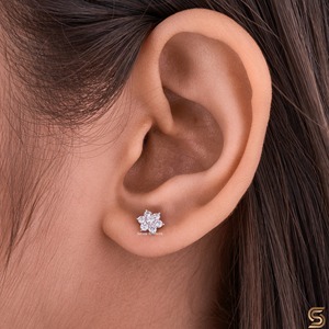 ต่างหูรูปดอกไม้มอยซาไนต์ทองคำขาว 14K |   ต่างหูทรงกลมประดับดอกไม้ 0.36 กะรัต |   พี่น้องซาตานี - Product Image 3