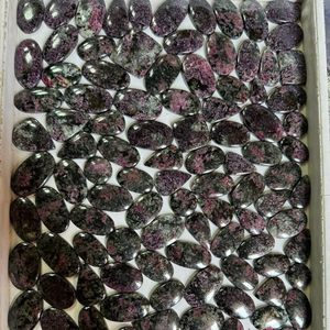 Lot en gros de cabochons en eudialyte naturelle, motif rouge profond et noir, pierres précieuses en vrac pour la fabrication de bijoux, fournisseur en gros pour fabricants - Product Image 1