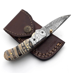 Navaja de bolsillo plegable de acero de Damasco personalizada con mango de resina rayada y bolster grabado, para EDC, caza y camping, directamente del fabricante. - Product Image 5