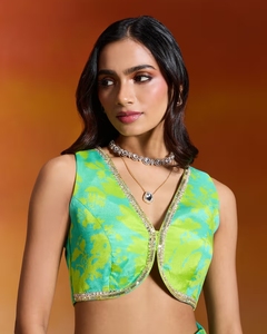 Sari Sharara Estampado en Chinon Verde Lima con Blusa Nakhraali Nomads - Product Image 3