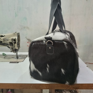 Bolsa de Viaje de Cuero Genuino con Estampado de Piel de Vaca, Negra y Blanca, con Dos Asas, Estilo Vintage, para Mujer - Product Image 3