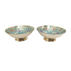 Élégante coupelle en laiton sur piétement, ornée de panneaux émaillés multicolores vibrants et de bords ondulés, disponible à prix de gros. - Product Image 6