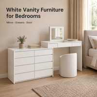 Ensemble de meubles de chambre moderne avec coiffeuse en verre blanc, miroir, commode avec tiroirs de rangement et tabouret assorti pour l'intérieur de la maison et la salle de bain