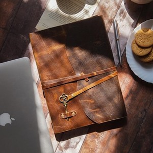 Cuaderno de Cuero 100% Genuino con Cierre de Llave, Correa Envolvente y Tapa con Solapa, Páginas Blancas sin Líneas de Algodón, Diario Personal - Product Image 5