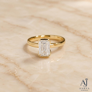 Anillo Solitario de Moissanita con Corte Esmeralda, Engaste Limpio en Bisel, Banda Catedral, Joyería Nupcial Creada en Laboratorio - Product Image 1