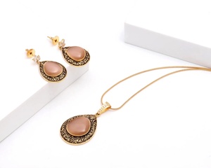 Conjunto de Colgante de Oro Chapado en Oro Rosa RAY FINE ORNATES con Cabujón de 22K Certificado por IGI, Joyería Nupcial India Tradicional para Mujer - Product Image 2