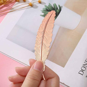 Marque-page créatif personnalisé en métal style plumes colorées, idéal pour la lecture et comme cadeau, à prix incroyable - Product Image 4