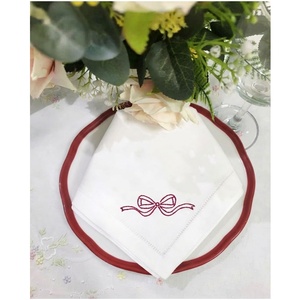 Vente en gros de serviettes de table brodées personnalisées avec nœud rouge Serviettes de table en coton blanc Serviettes en tissu ourlet Accueil Hôtel Événements de mariage - Product Image 1