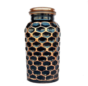 Bouteille élégante en cuivre à motif floral, finition or rose et motifs de pétales complexes. Disponible aux prix de gros. - Product Image 3