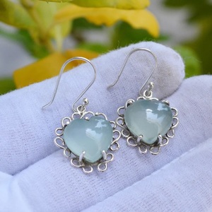 Pendientes Huggie de Calcedonia Aqua Hechos a Mano, Plata de Ley 925, Joyería de Moda con Piedras Preciosas Naturales - Product Image 5