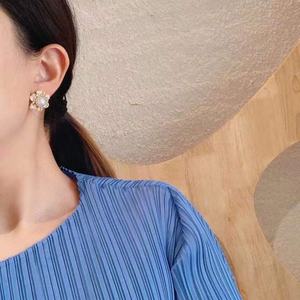 Boucles d'oreilles en argent sterling 925 plaqué or 18 carats avec perle naturelle de style polyvalent exquis, 12-11 mm rondes, presque parfaites - Product Image 4