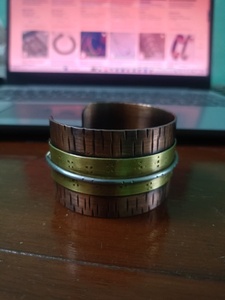 Elegantes Brazaletes y Gemelos de Latón y Cobre Antiguos de Estilo Herencia, Accesorios de Joyería RR ENTERPRISES Hechos en India - Product Image 1