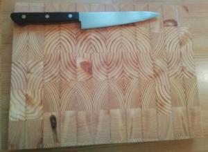 Tabla de cortar de madera de pino rústica con acabado envejecido para cocinas de estilo rústico - Product Image 1