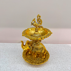 Lámpara de aceite Diya/Samai con acabado dorado, diseño de elefante real y pavo real, base de elefante intrincadamente detallada, hermoso pavo real hecho a mano, edición de otoño - Product Image 2